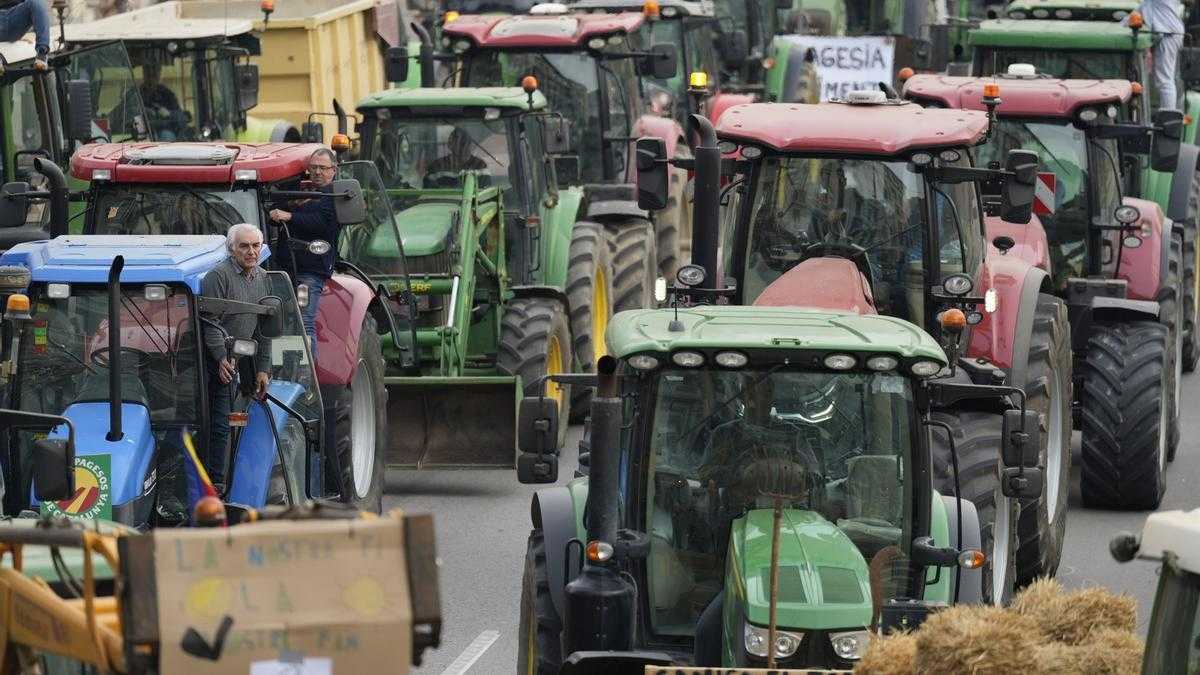 Manifestación con tractores en Girona el 6 de febrero.
