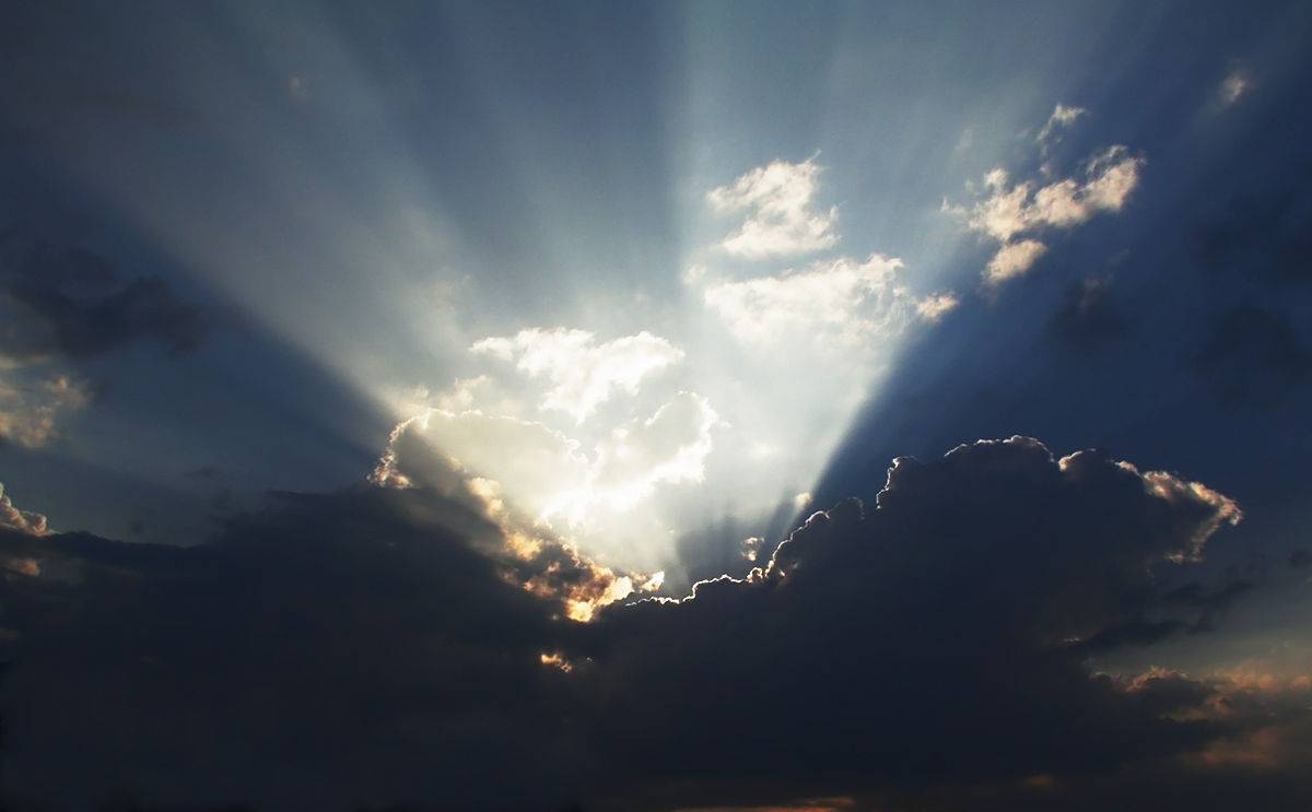 1200px-Crepuscular_rays_color.jpg