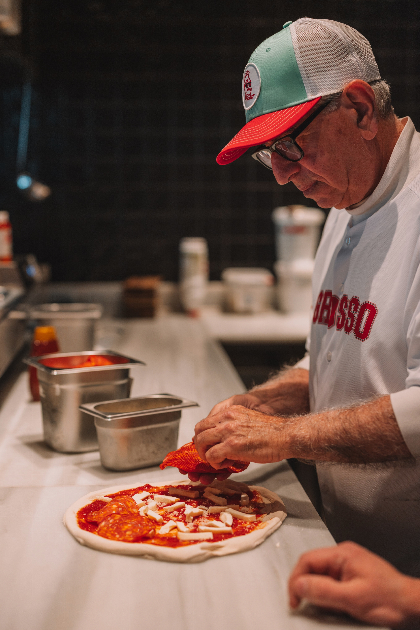 Paulie Gee preparando su pizza en un restaurante de Grosso Napoletano.