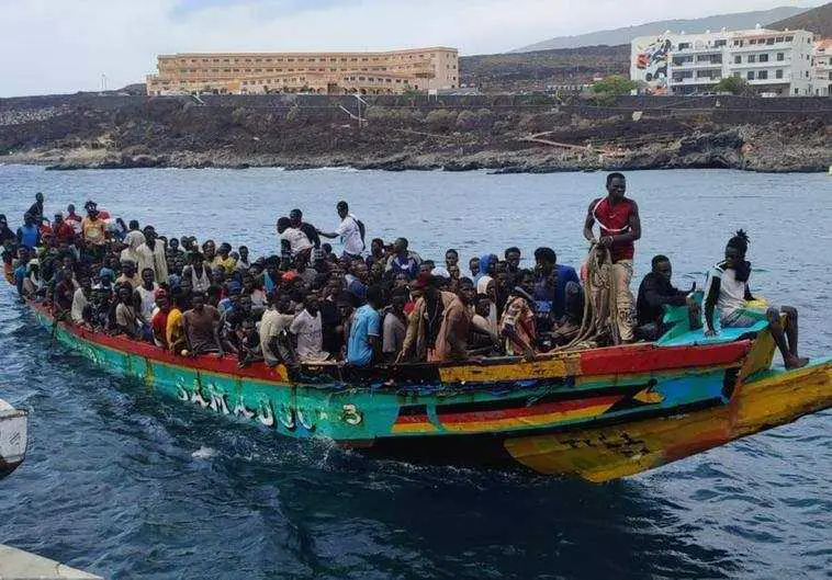 Imagen de la embarcación con 271 personas que llegó ayer a El Hierro, la mayor de la historia de la ruta canaria.