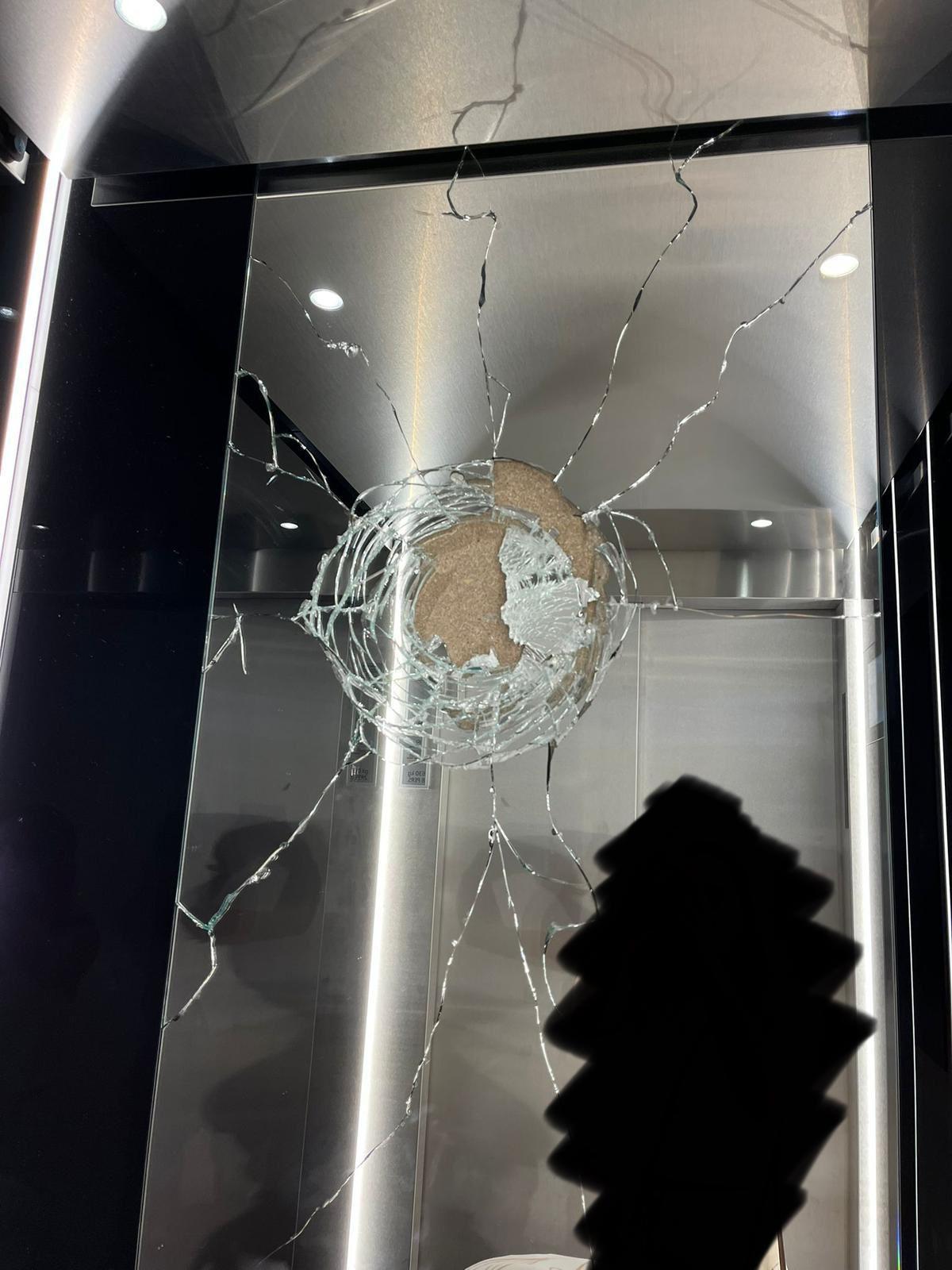 El cristal del ascensor roto