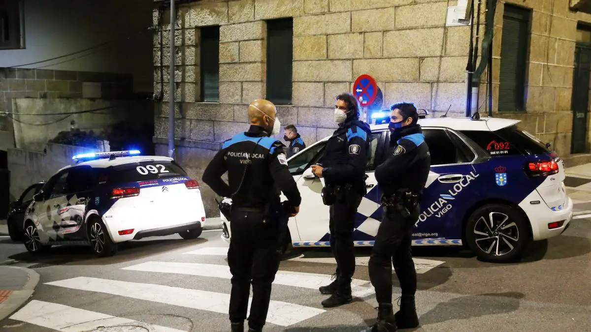 Agentes de la Policía Local de Vigo, durante un control de alcoholemia en la época de la pandemia