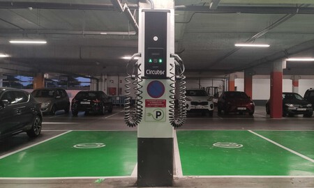 Le prohíben aparcar su coche eléctrico en el parking de un hospital. El motivo: el miedo a que se incendie