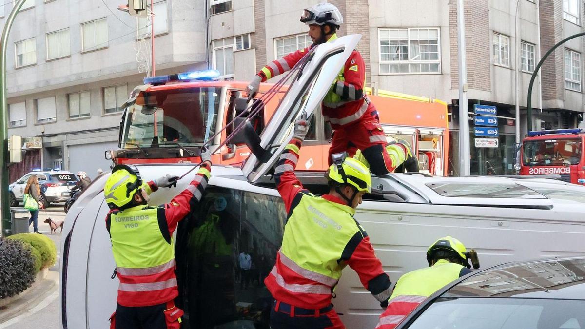 Los bomberos de Vigo durante una intervención.