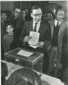 El vicepresidente del Gobierno, Alfonso Guerra, muestra su voto a favor de continuar en la OTAN, el 12 de marzo de 1986. EFE