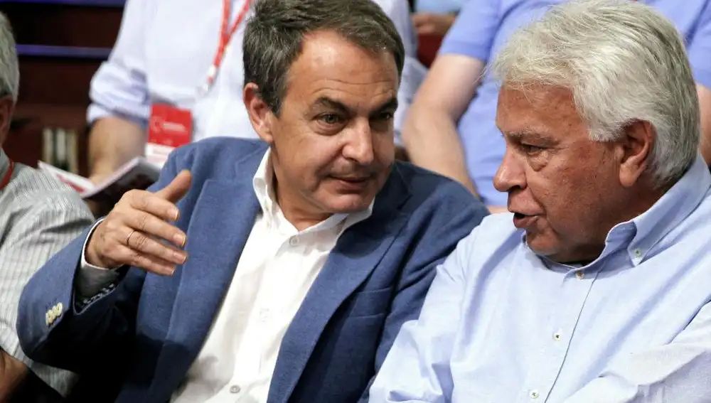 Los expresidentes del Gobierno español, Felipe González (d) y José Luis Rodríguez Zapatero, en una imagen de archivo