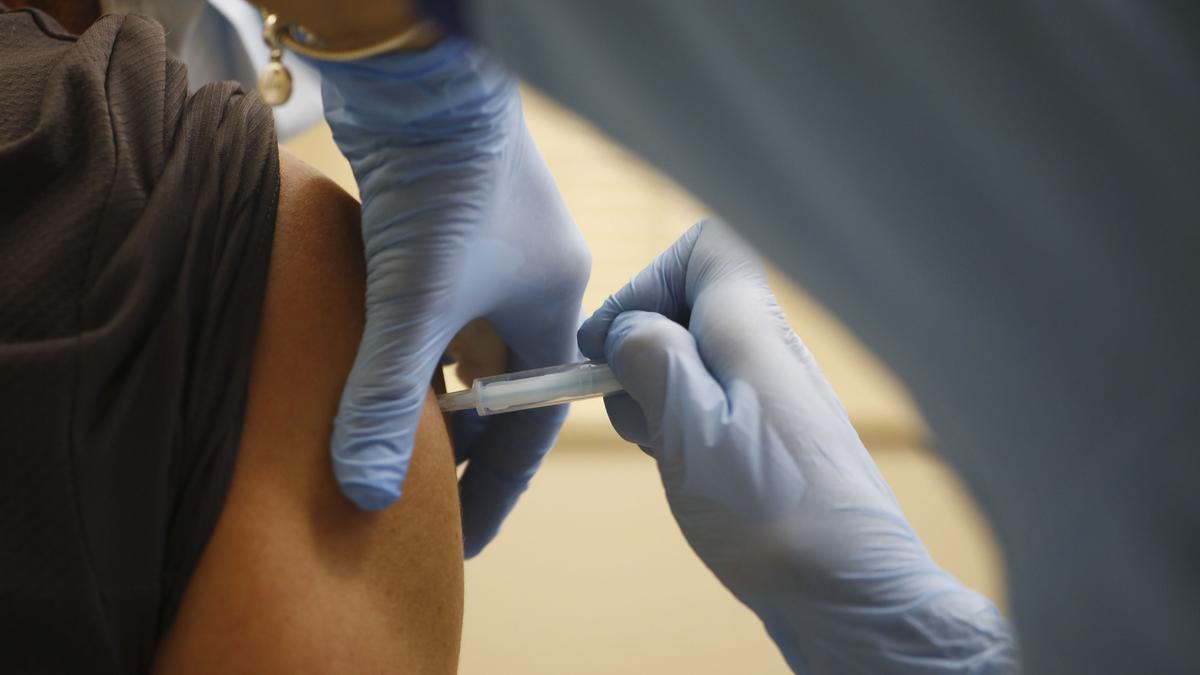 Imagen de archivo de una persona vacunándose contra la COVID.