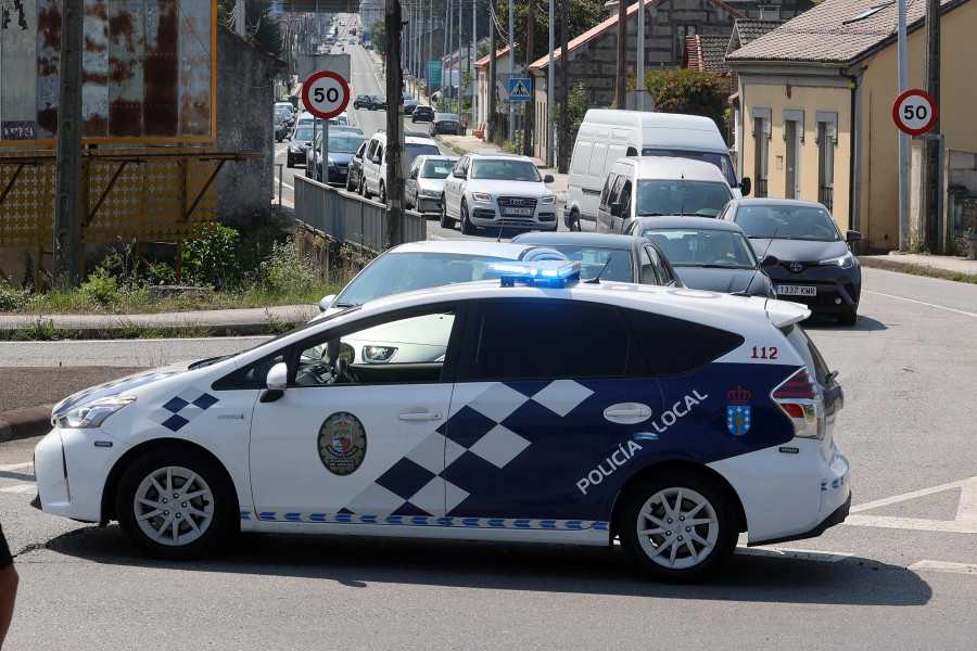 Deja su coche en la calzada y propina un puñetazo a un Policía Local de Vilagarcía