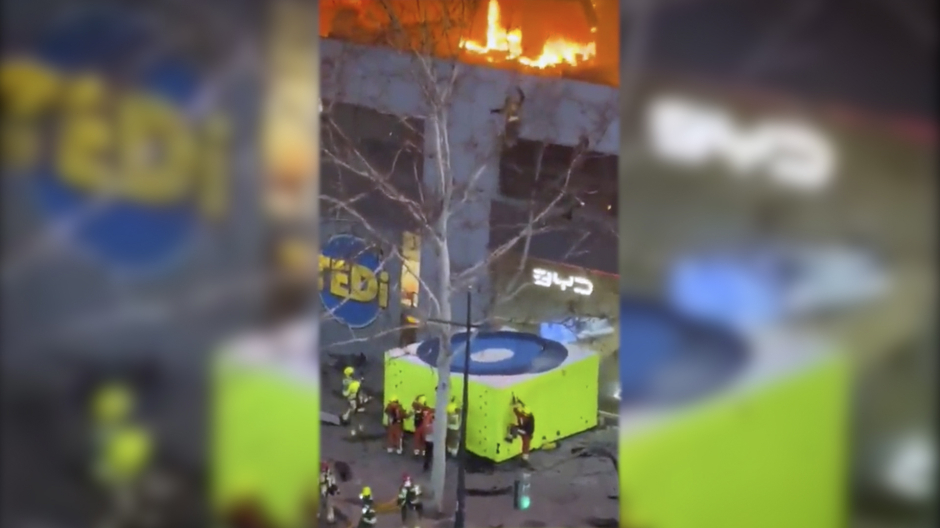 Un bombero salta desde el primer piso para huir del fuego