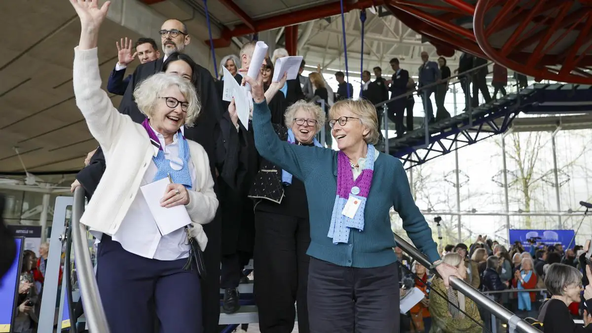 Activistas suizas celebran a su salida del Tribunal Europeo de Derechos Humanos de Estrasburgo este 9 de abril de 2024