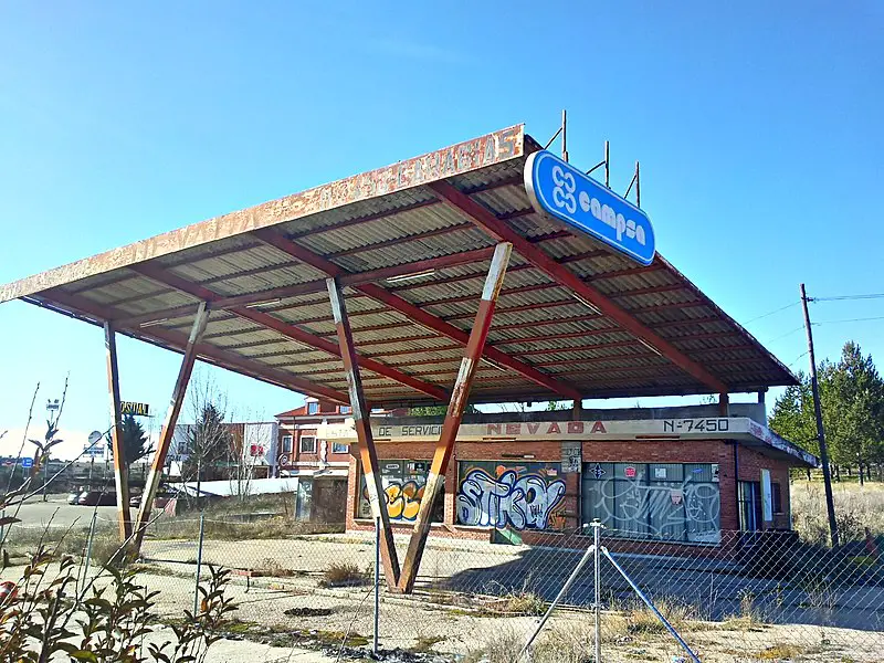 Archivo:Gasolinera Campsa abandonada.jpg