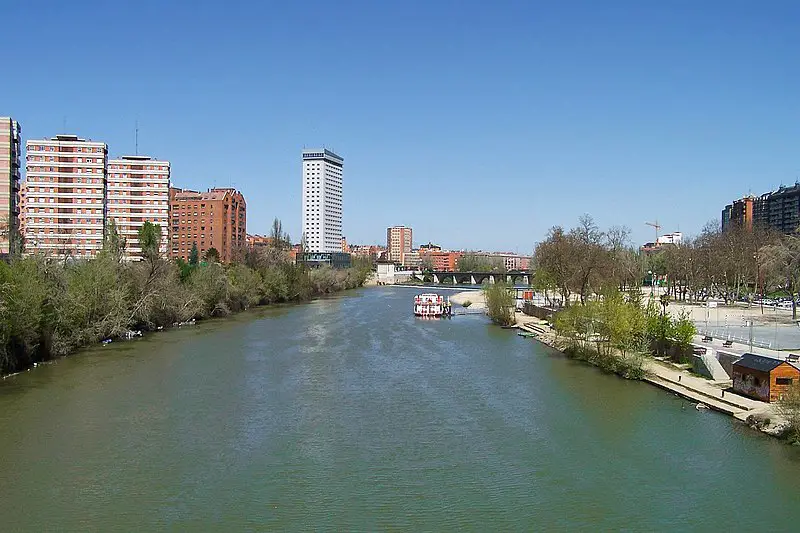 800px-Valladolid_rio_pisuerga_puente_mayor_playa.jpg