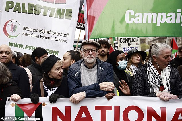 El exlíder del Partido Laborista Jeremy Corbyn fue visto entre la multitud.