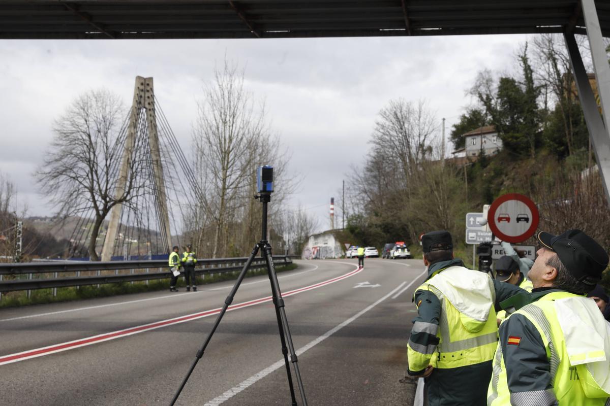 Especialistas de la Guardia Civil llegados desde Madrid reconstruyen el último accidente mortal del Corredor del Nalón