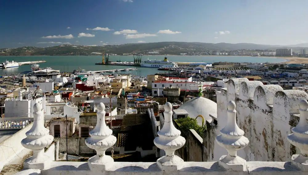 Una vista del puerto desde los tejados de la parte antigua de Tánger, Marruecos