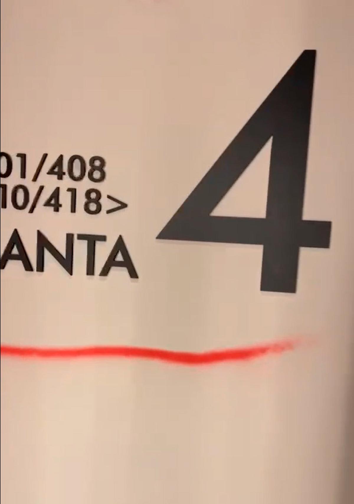 Fotograma del vídeo en el que se ven las pintadas rojas