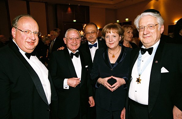 Angela Merkel en la B’nai B’rith, logia exclusiva para judíos (Mudra Hakini o Signo del Diaman...jpg