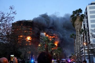 Un incendio de grandes dimensiones arrasa un edificio de 14 plantas generando una gran columna  de fuego y una densa humareda dificultano a los bomberos las labores de extición.