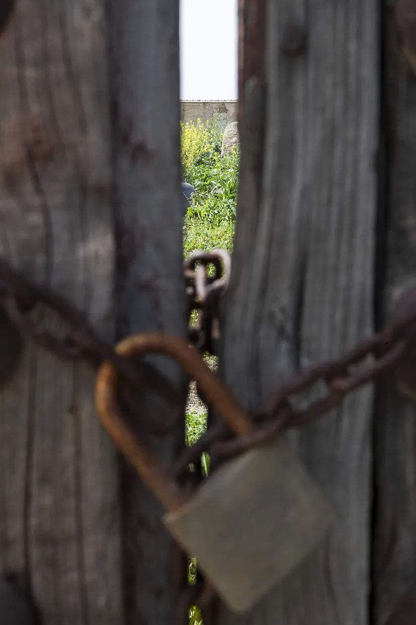 Un candado protege la puerta de una finca en Polán (Toledo).
