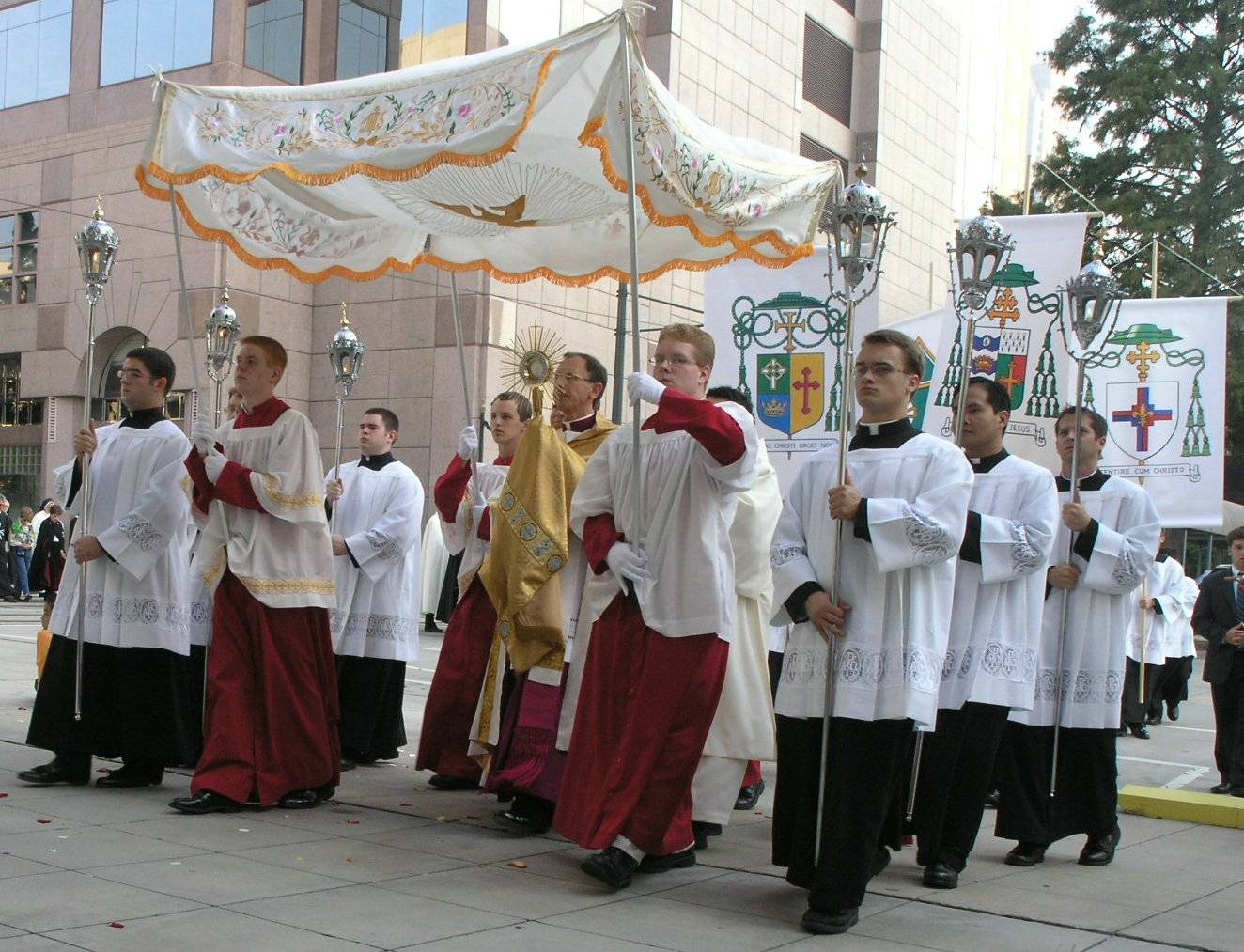 blessed_sacrament_procession-_first_annual_southeastern_eucharistic_congress-_charlotte-_north-jpg.556128