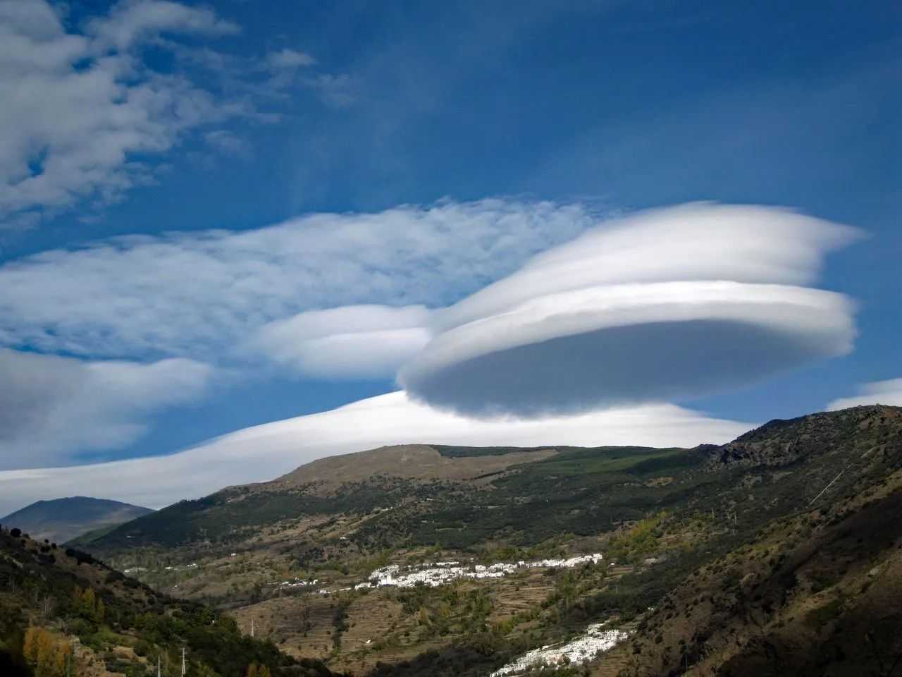 de-montana-y-nubes-lenticulares-1677345132026_1280.jpg