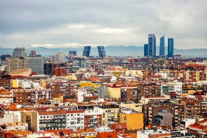 Rascacielos en el norte de Madrid, con la sierra al fondo.