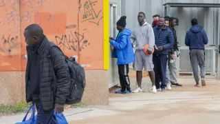 Varias personas migrantes en el Centro de Estancia Temporal de Inmigrantes en el cuartel Primo de Rivera en Alcalá de Henares.