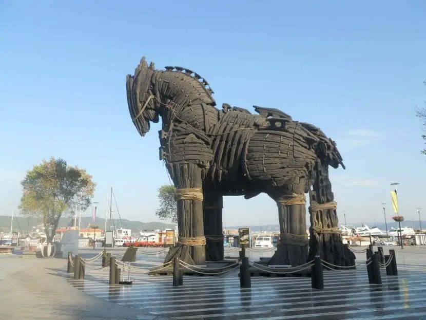 estatua-caballo-de-troya-830x623.jpg