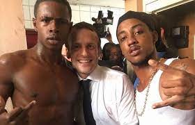 La foto de Macron con dos jóvenes negros que Marine Le Pen considera  “imperdonable” - Voz Libre