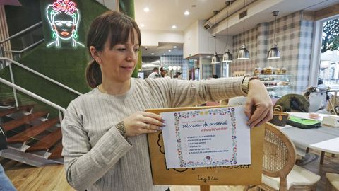 Sheila Silva, de Lola & Lía, con el cartel de la oferta de empleo que colgaron en su local de Pontevedra antes de abrir