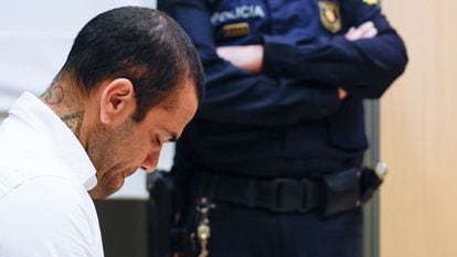 El exjugador brasileño del FC Barcelona Dani Alves, sentado en el banquillo de los acusados momentos después de que arrancara el juicio contra él. EFE/ Alberto Estévez / ***POOL***