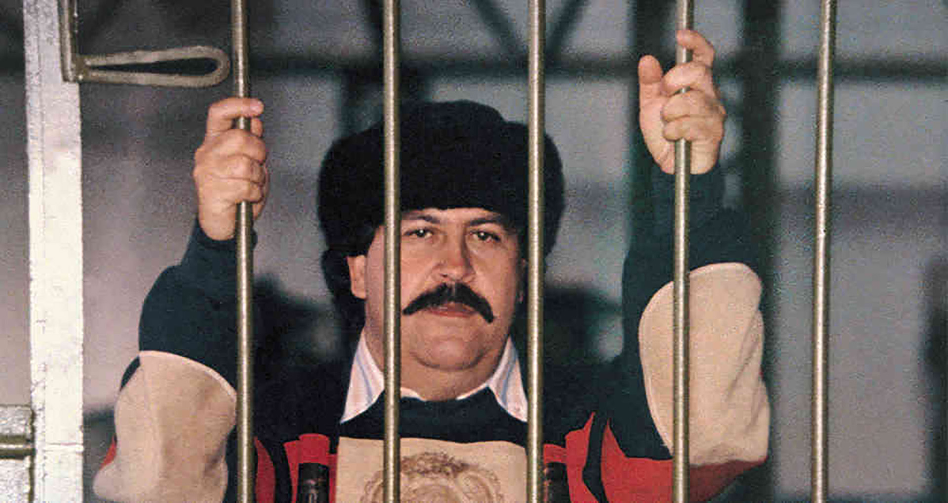 Pablo-Escobar-fuga-guandoca-pateando-muro-4.jpg