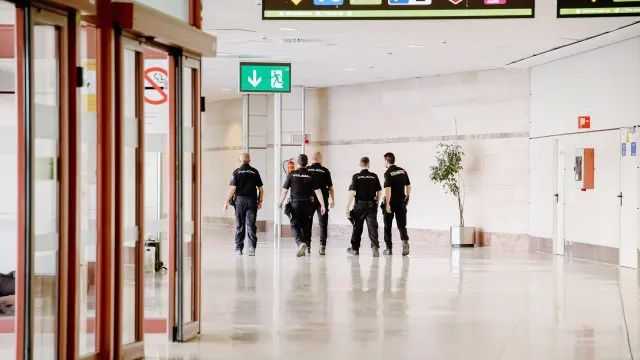 Un grupo de agentes de la Policía Nacional en el aeropuerto Adolfo Suárez Madrid Barajas.