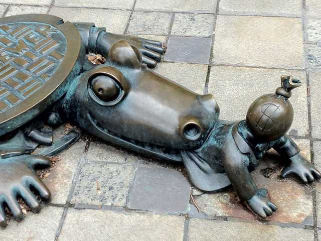 sewer-close-up-sculpture-alligator-909730-1024x768.jpg
