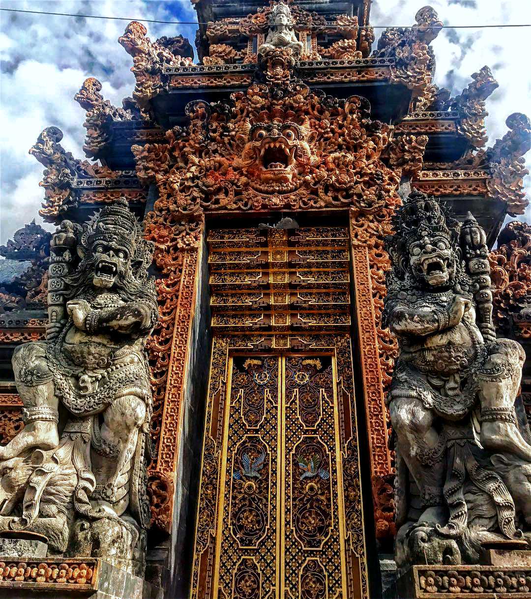 Temple-Bali-3c-Puerta-de-fuego-rapto-por-el-diablo.jpg