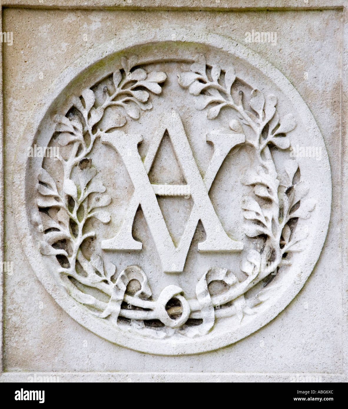 victoria-albert-emblema-en-el-mausoleo-de-frogmore-royal-windsor-abg6xc.jpg