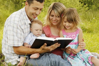 familia-joven-que-lee-la-biblia-en-naturaleza-41937327.jpg
