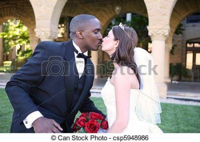mujer-pareja-interracial-beso-boda-imagen-comercialmente-disponible_csp5948986.jpg