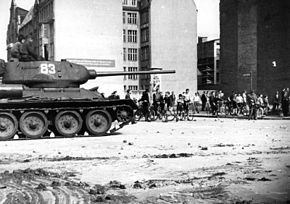 290px-Bundesarchiv_B_145_Bild-F005191-0040,_Berlin,_Aufstand,_sowjetischer_Panzer.jpg