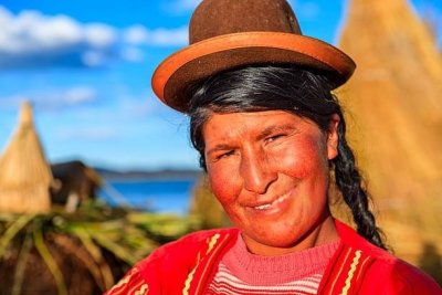 retrato-de-una-mujer-peruana-en-la-isla-flotante-de-los-uros-lago-tititcaca_1_-transformed.jpeg
