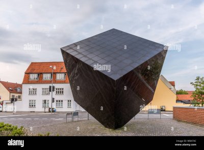 el-cubo-neցro-una-escultura-gigante-de-svendborg-dinamarca-10-de-julio-de-2019-wrat4c.jpg