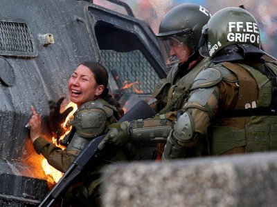 chilean-police-set-fire-04-rt-jef-191106_hpMain_4x3_992.jpg