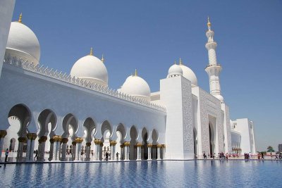 1024px-Front_of_Sheikh_Zayed_Mosque.jpg