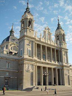 250px-Catedral_de_Santa_María_de_la_Real_de_la_Almudena_en_Madrid.jpg