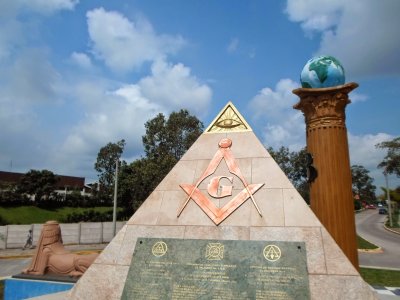 Piramide-en-San-Salvador-Masoneria-3.jpg