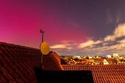Northern lights can be seen in the evening in the sky over Oberursel, Hesse, Germany (nov.2023).jpg