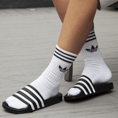 das-adilette-neցro-sandalias-adidas-adilette-neցro.jpg