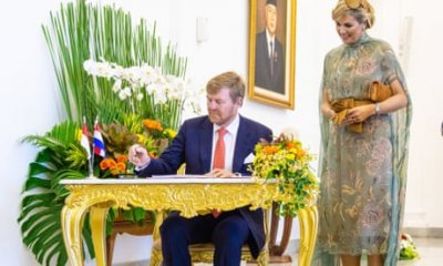 El rey Willem-Alexander sentado en un escritorio y la reina Máxima mirando el palacio presidencial de Bogor.