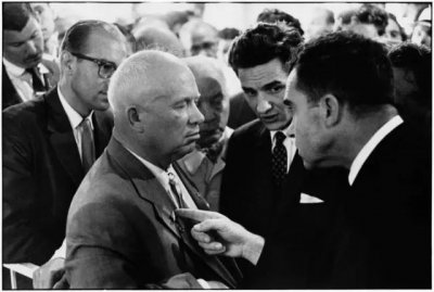 Enfrentamiento dialéctico, en plena Guerra Fría, de los máximos dirigentes de la URSS y los EE UU. Es una de las fotos de los archivos de Elliott Erwitt