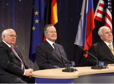 Gorbachov, Bush y Kohl en la celebración de los 20 años de la caída del Muro.